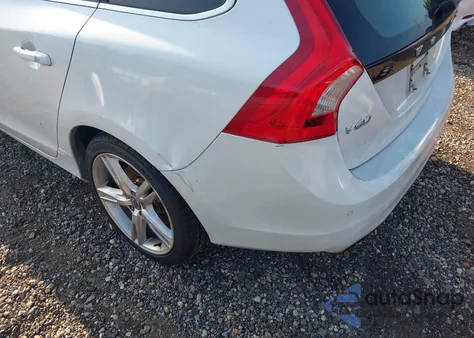 2016 Volvo V60 Premier z USA, uszkodzony, nr VIN YV1612SK5G1312279